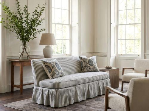 Skirted Sofas Make a Comeback: The Soft, Tailored Look Shaping 2026 Interiors
